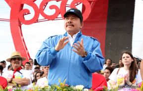 Rosario y Daniel celebran junto al pueblo 38 años de Revolución