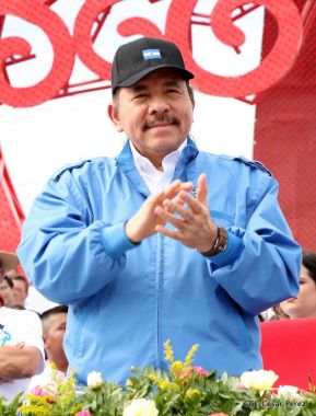 Rosario y Daniel celebran junto al pueblo 38 años de Revolución