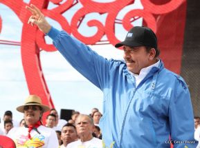 Rosario y Daniel celebran junto al pueblo 38 años de Revolución