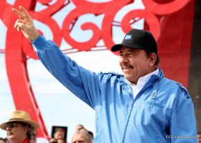 Rosario y Daniel celebran junto al pueblo 38 años de Revolución