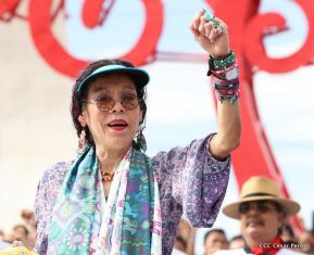 Rosario y Daniel celebran junto al pueblo 38 años de Revolución