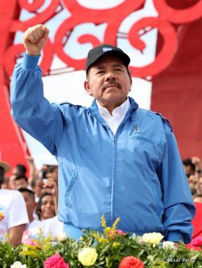 Rosario y Daniel celebran junto al pueblo 38 años de Revolución
