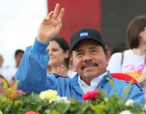 Rosario y Daniel celebran junto al pueblo 38 años de Revolución