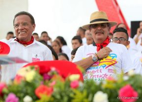 Rosario y Daniel celebran junto al pueblo 38 años de Revolución