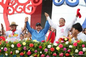 Rosario y Daniel celebran junto al pueblo 38 años de Revolución