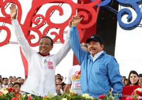 Rosario y Daniel celebran junto al pueblo 38 años de Revolución