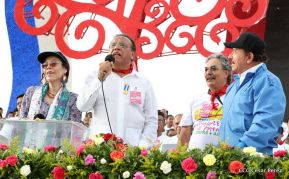 Rosario y Daniel celebran junto al pueblo 38 años de Revolución