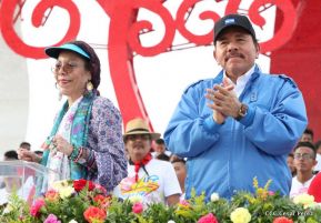 Rosario y Daniel celebran junto al pueblo 38 años de Revolución