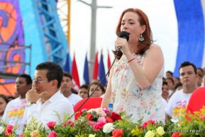 Rosario y Daniel celebran junto al pueblo 38 años de Revolución