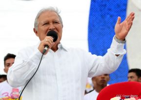 Rosario y Daniel celebran junto al pueblo 38 años de Revolución