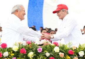 Rosario y Daniel celebran junto al pueblo 38 años de Revolución