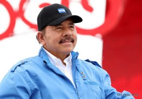 Rosario y Daniel celebran junto al pueblo 38 años de Revolución