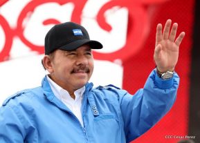 Rosario y Daniel celebran junto al pueblo 38 años de Revolución