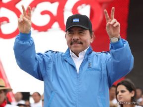 Rosario y Daniel celebran junto al pueblo 38 años de Revolución