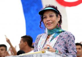 Rosario y Daniel celebran junto al pueblo 38 años de Revolución