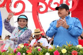 Rosario y Daniel celebran junto al pueblo 38 años de Revolución