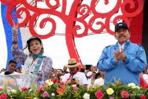 Rosario y Daniel celebran junto al pueblo 38 años de Revolución