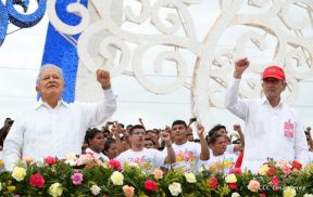 Rosario y Daniel celebran junto al pueblo 38 años de Revolución