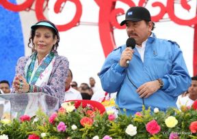 Rosario y Daniel celebran junto al pueblo 38 años de Revolución