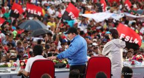 Rosario y Daniel celebran junto al pueblo 38 años de Revolución