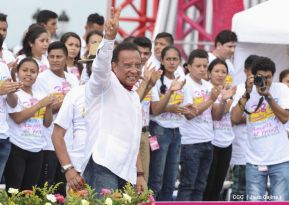 Rosario y Daniel celebran junto al pueblo 38 años de Revolución