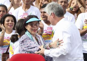 Rosario y Daniel celebran junto al pueblo 38 años de Revolución