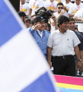 Rosario y Daniel celebran junto al pueblo 38 años de Revolución