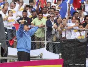 Rosario y Daniel celebran junto al pueblo 38 años de Revolución