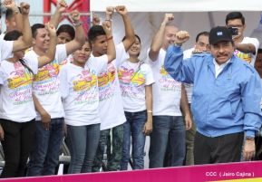Rosario y Daniel celebran junto al pueblo 38 años de Revolución