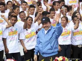 Rosario y Daniel celebran junto al pueblo 38 años de Revolución
