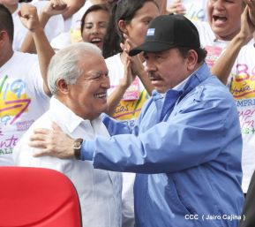 Rosario y Daniel celebran junto al pueblo 38 años de Revolución