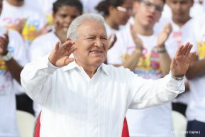 Rosario y Daniel celebran junto al pueblo 38 años de Revolución