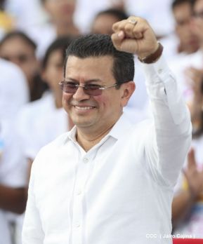 Rosario y Daniel celebran junto al pueblo 38 años de Revolución