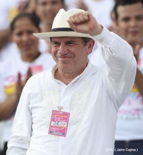 Rosario y Daniel celebran junto al pueblo 38 años de Revolución