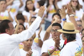 Rosario y Daniel celebran junto al pueblo 38 años de Revolución