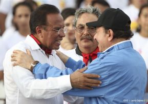Rosario y Daniel celebran junto al pueblo 38 años de Revolución