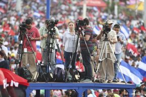 Rosario y Daniel celebran junto al pueblo 38 años de Revolución