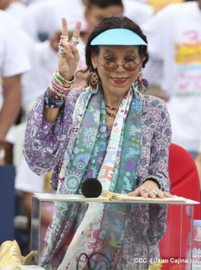 Rosario y Daniel celebran junto al pueblo 38 años de Revolución