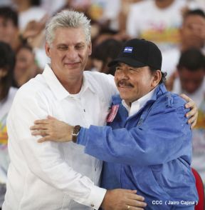 Rosario y Daniel celebran junto al pueblo 38 años de Revolución