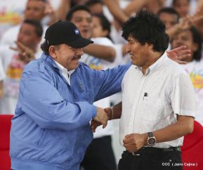 Rosario y Daniel celebran junto al pueblo 38 años de Revolución