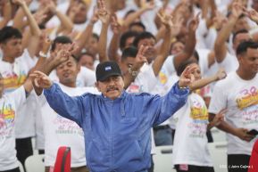 Rosario y Daniel celebran junto al pueblo 38 años de Revolución