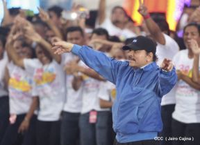 Rosario y Daniel celebran junto al pueblo 38 años de Revolución