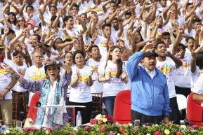 Rosario y Daniel celebran junto al pueblo 38 años de Revolución