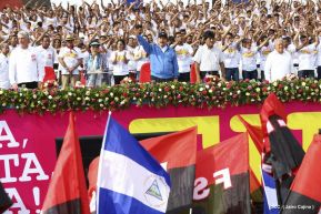 Rosario y Daniel celebran junto al pueblo 38 años de Revolución