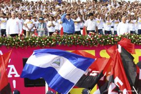 Rosario y Daniel celebran junto al pueblo 38 años de Revolución