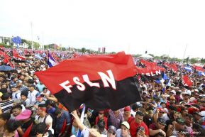 Rosario y Daniel celebran junto al pueblo 38 años de Revolución