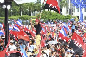 Rosario y Daniel celebran junto al pueblo 38 años de Revolución