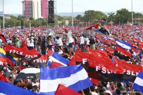 Rosario y Daniel celebran junto al pueblo 38 años de Revolución