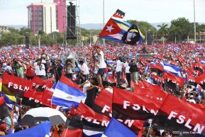 Rosario y Daniel celebran junto al pueblo 38 años de Revolución