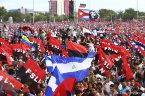 Rosario y Daniel celebran junto al pueblo 38 años de Revolución